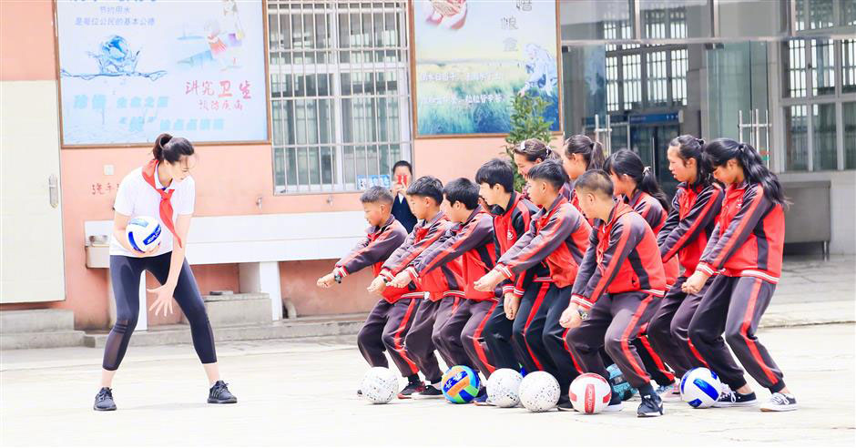 Hui Ruoqi giao lưu với trẻ em địa phương khi tham gia một chương trình từ thiện ở huyện Longling, tỉnh Vân Nam.