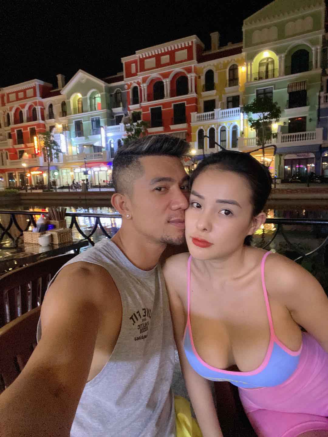 Cô nàng bên bạn trai Lương Bằng Quang