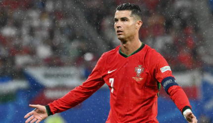 Các cầu thủ ĐT Bồ Đào Nha không chuyền bóng cho Cristiano Ronaldo?